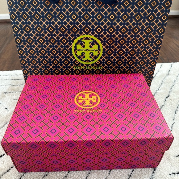 Tory Burch White Women's Sneakers
In very good condition - Picture 3 of 10